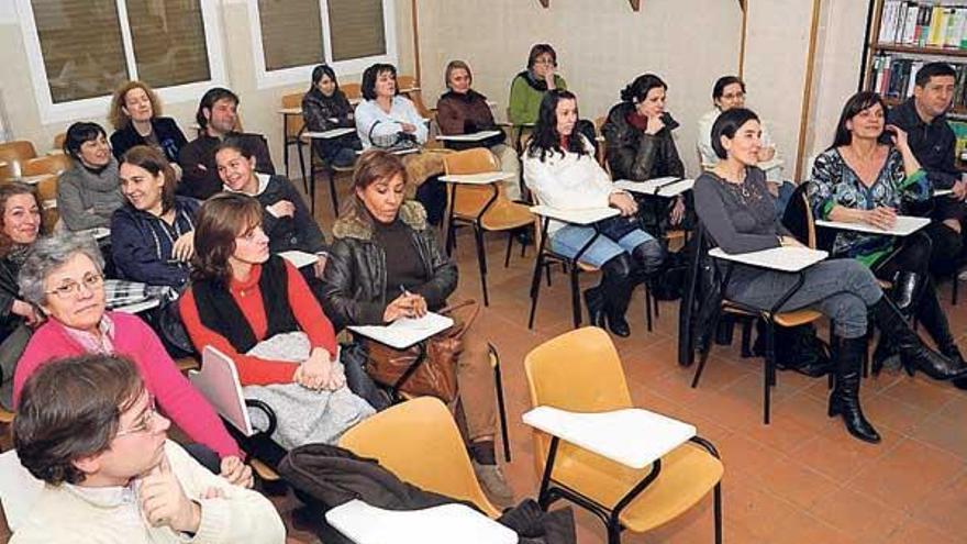 Una charla formativa de técnicos del SPAD a un grupo de padres en un colegio de Vilagarcía.  // Iñaki Abella