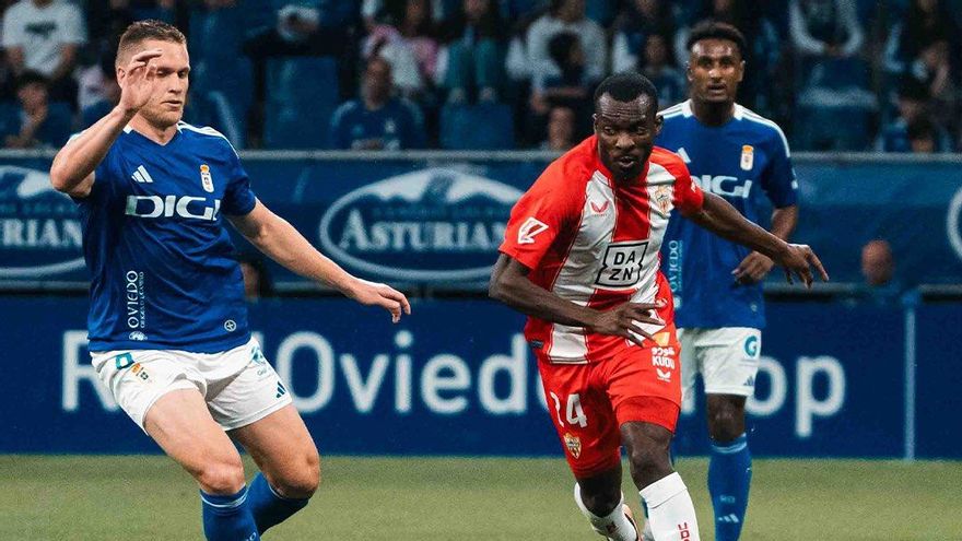 Lance del Oviedo-Almería en el Carlos Tartiere.