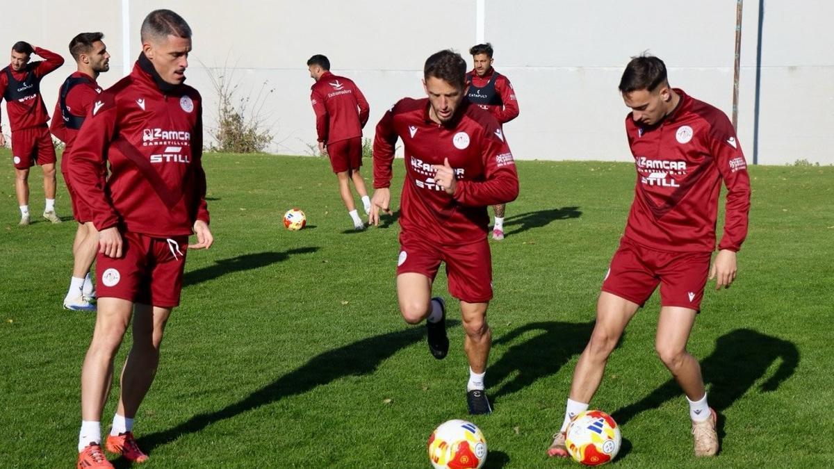 Juanmi Callejón, Núñez y Tala en un entrenamiento del Extremadura previo al partido