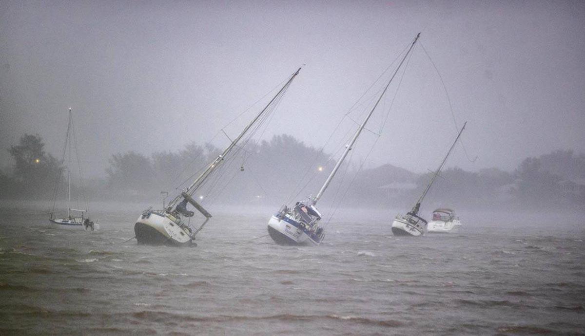 Veleros anclados en la bahía Roberts son arrastrados por el fuerte viento.