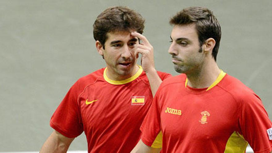 Marc López y Granollers en un partido de la Davis.