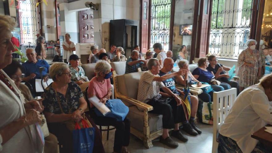 Varios astur-cubanos aguardan su turno en un local de La Habana para rellenar solicitudes de ayudas económicas. | Principado