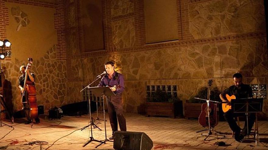 Juan Carlos Gago y sus músicos durante la actuación de anoche en San Juan del Mercado.