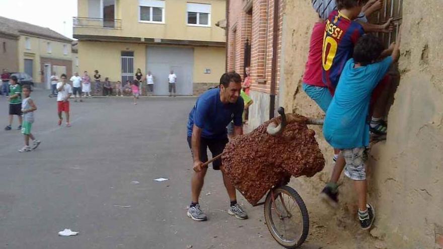 Un encierro con carretones celebrado en Fuentes de Ropel.