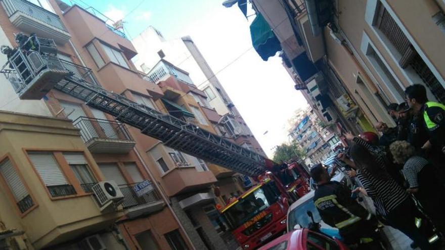 Los bomberos sofocan un incendio en una vivienda del barrio San Blas en Alicante