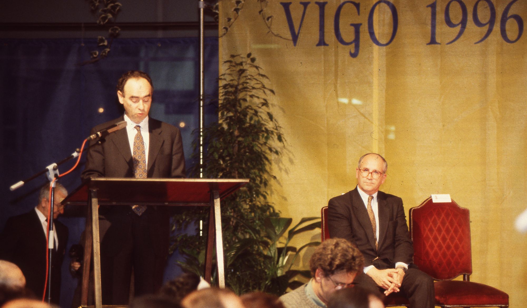 Ceferino de Blas, subdirector general de Faro de Vigo y Arnand David Beauregand, director de Citroen, durante la entrega de premios a los Vigueses Distinguidos 1996 (2).jpg