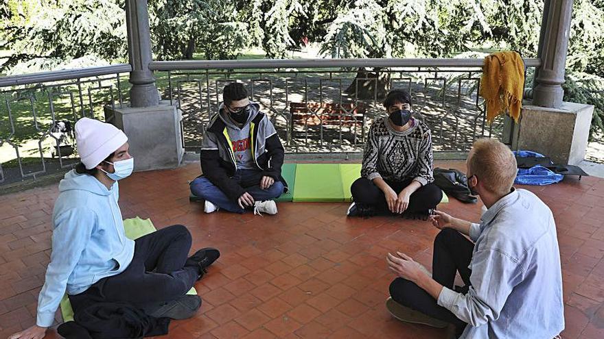 Participantes en la anterior sesión de “Conversaciones en inglés”, en el quiosco de la música del parque de Ferrera de Avilés. | Ricardo Solís