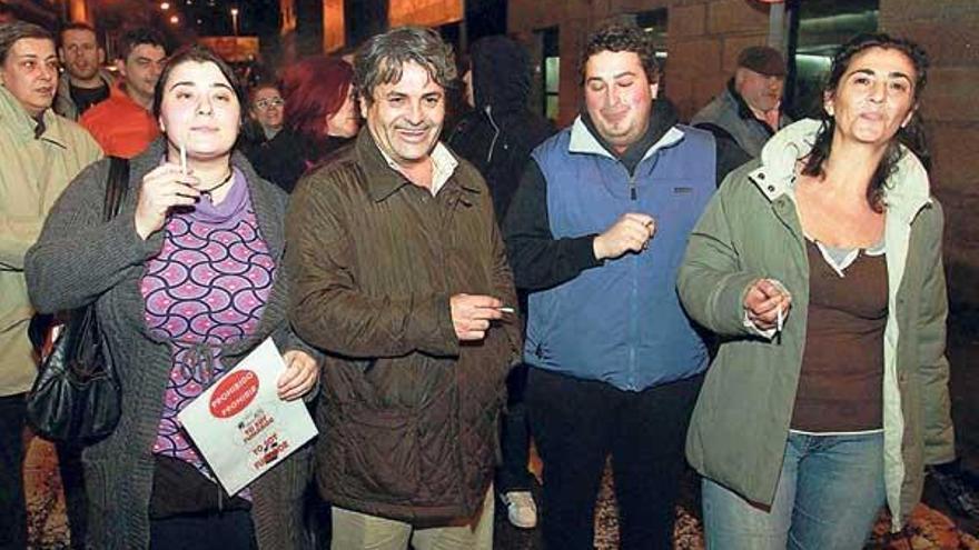 Dueños de establecimientos y clientela, cortando el tráfico en la zona de Beiramar, ayer.  // Joel Martinez.