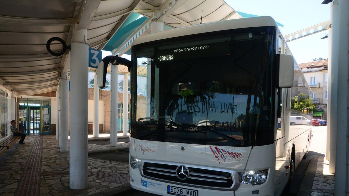 Bus de Cerqueiro en la estación de autobuses de Cangas con destino playas