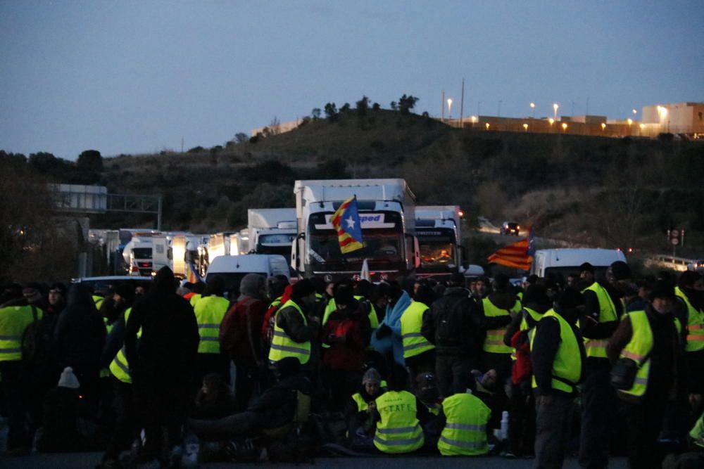 Centenars de persones tallen l'AP-7 a Figueres "per la República"