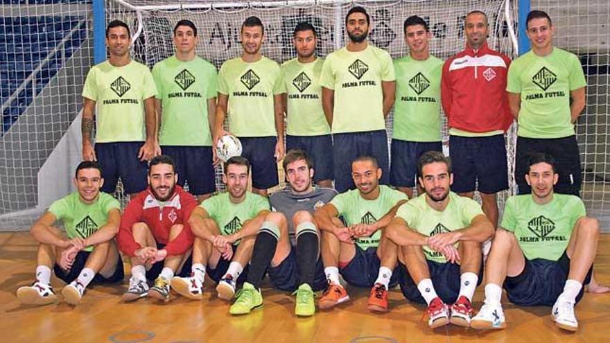 La plantilla del Palma Futsal posa ayer en el Palau d´Esports de Son Moix.