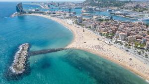 Vista aèria de la platja de la Barceloneta i la platja de Sant Sebastià. Al fons, lHotel W