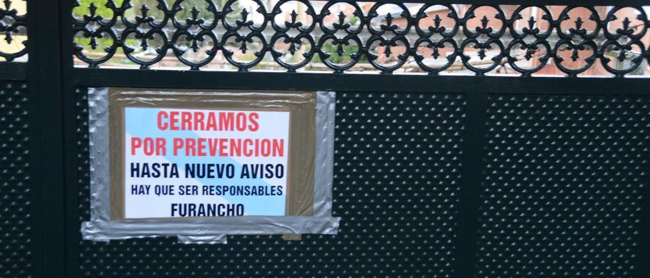 Un cartel informativo en un furancho en Cangas. // Gonzalo Núñez