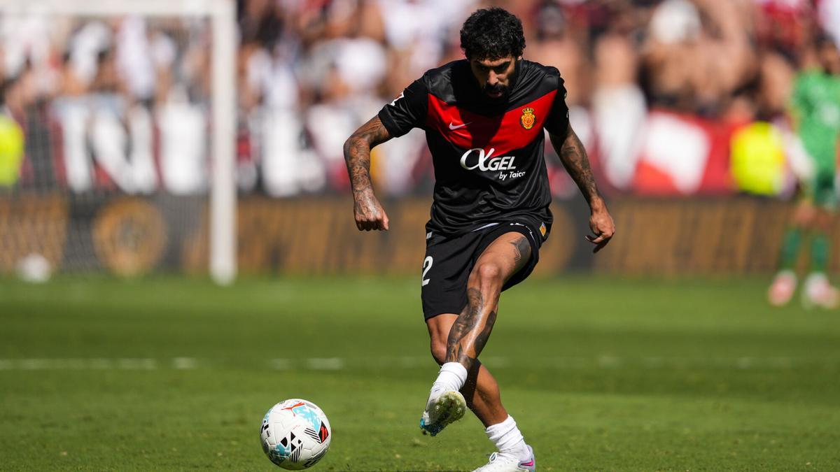 Samu Costa of RCD Mallorca in action during the Spanish league, LaLiga EA Sports, football match played between Sevilla FC and RCD Mallorca at Ramon Sanchez-Pizjuan stadium on October 18, 2025, in Sevilla, Spain. AFP7 18/10/2025 ONLY FOR USE IN SPAIN. Joaquin Corchero / AFP7 / Europa Press;2025;SPORT;ZSPORT;SOCCER;ZSOCCER;Sevilla FC v RCD Mallorca - LaLiga EA Sports;
