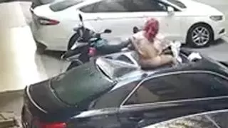 VÍDEO | Una mujer se cae del balcón sobre un coche mientras practicaba sexo