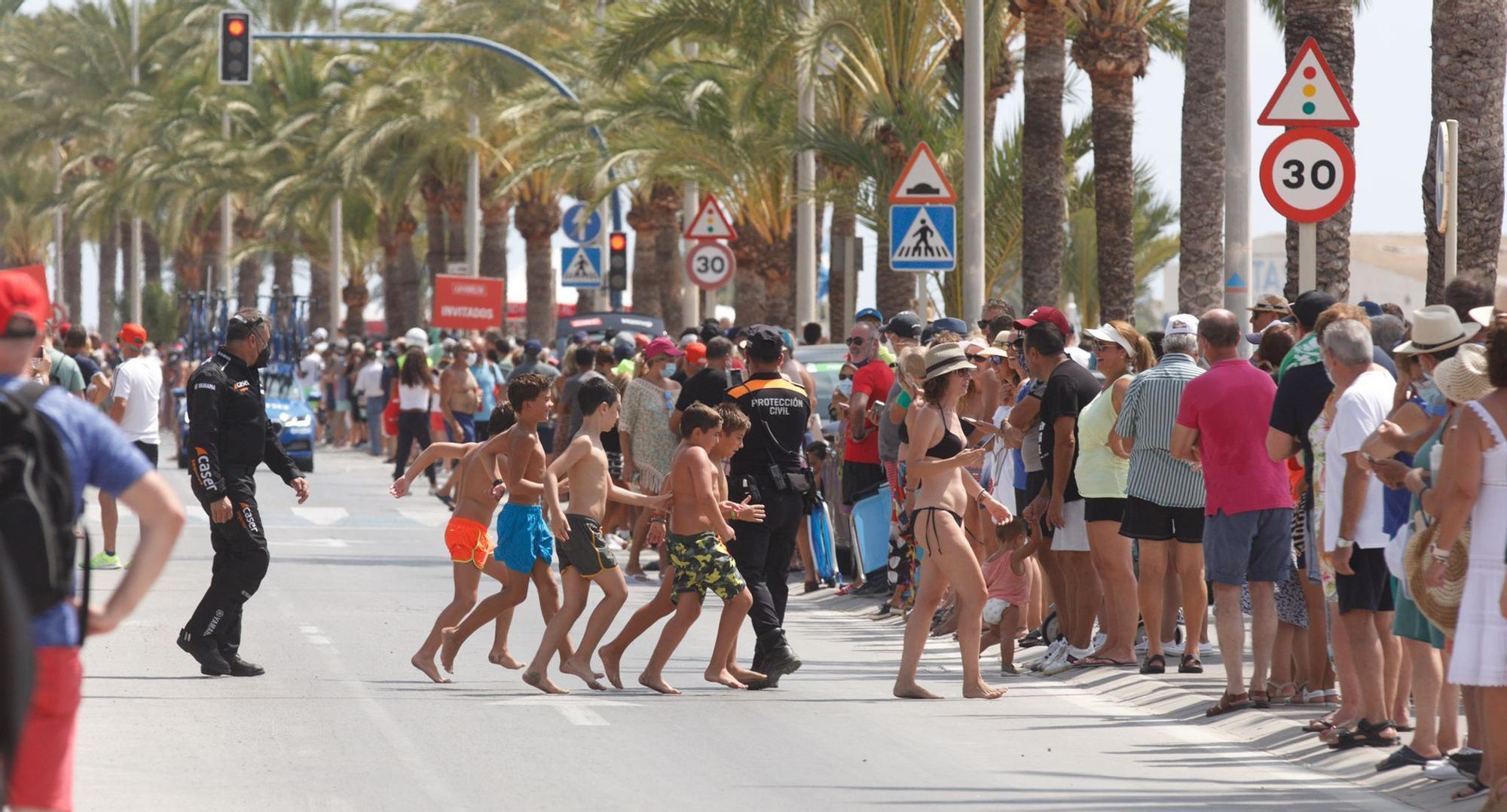 Así se ha vivido el arranque de la octava etapa de la Vuelta en Santa Pola