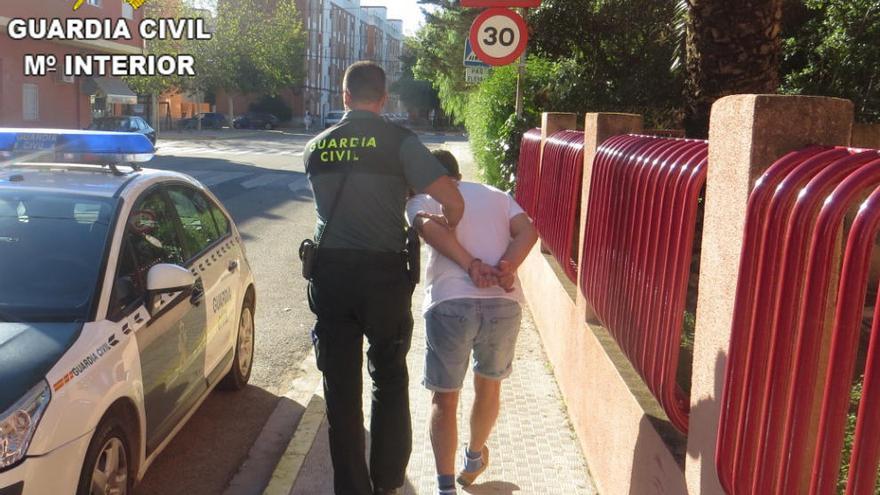 Agentes de la Guardia Civil trasladan al detenido como presunto autor de los incendios.