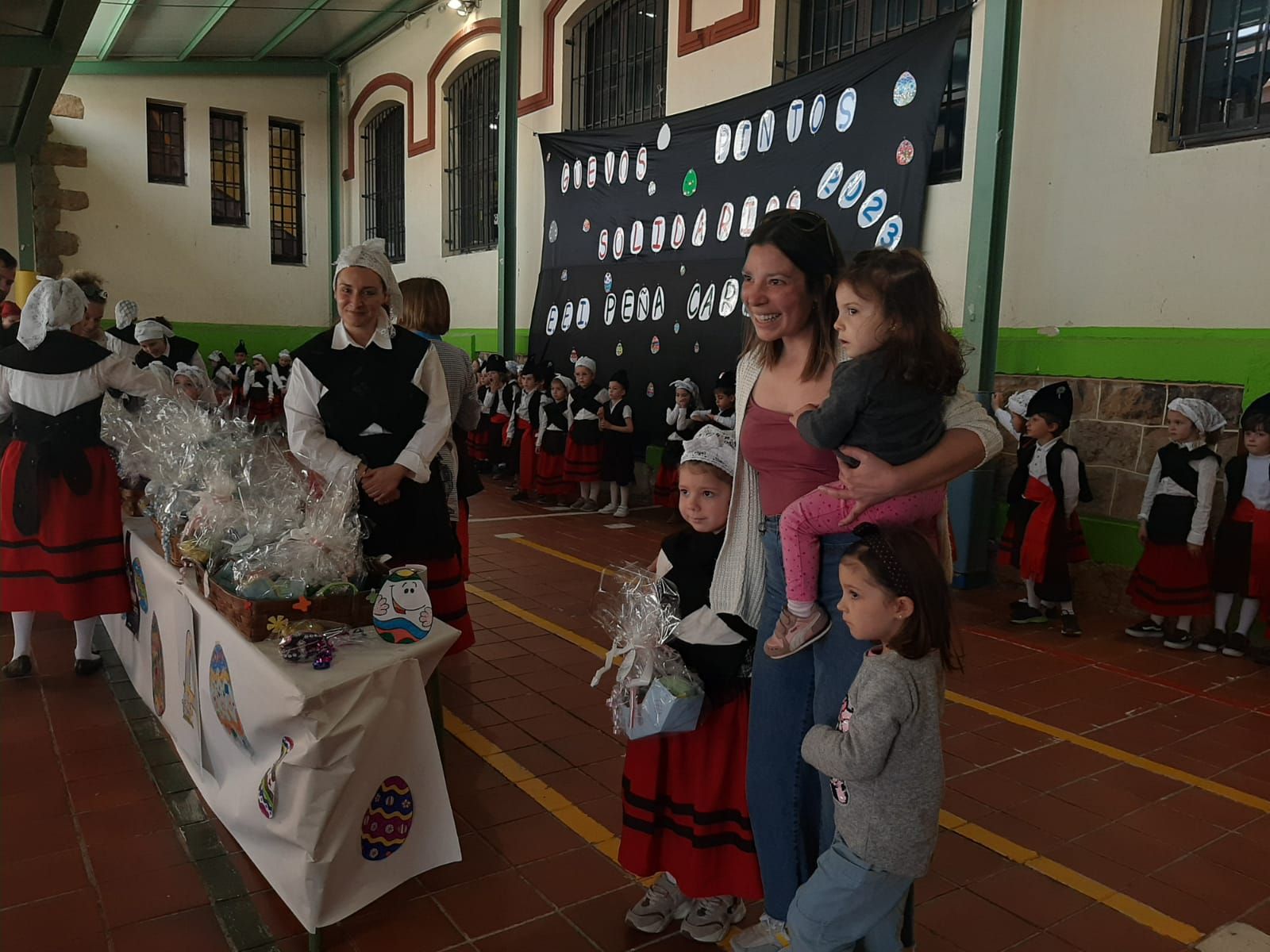 Los aldeaninos del Peña Careses adelantan los Güevos Pintos: así ha sido su mercadillo escolar solidario