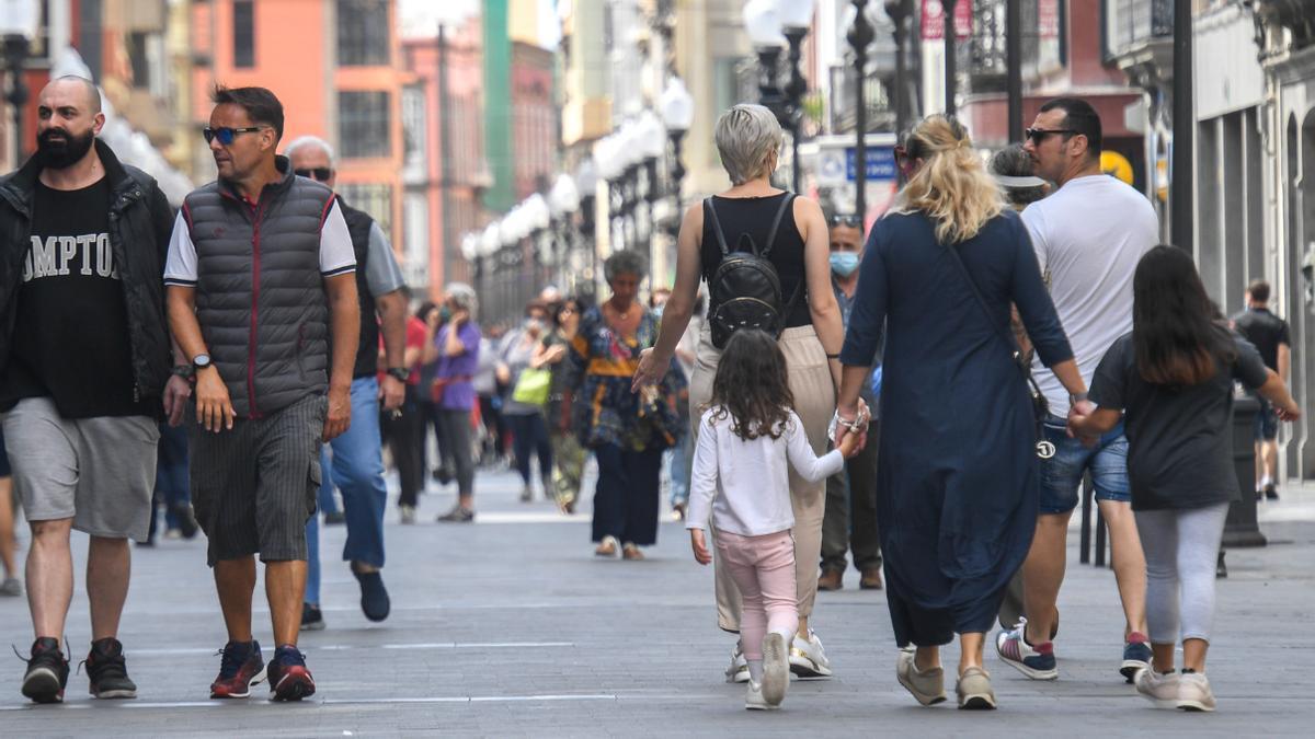Una familia pasea por la calle Triana de la capital grancanaria.