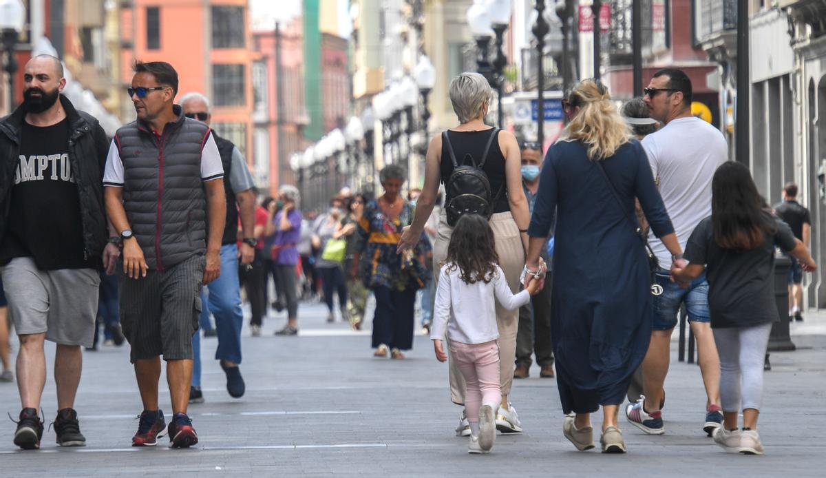 Una familia pasea por la calle Triana de la capital grancanaria.