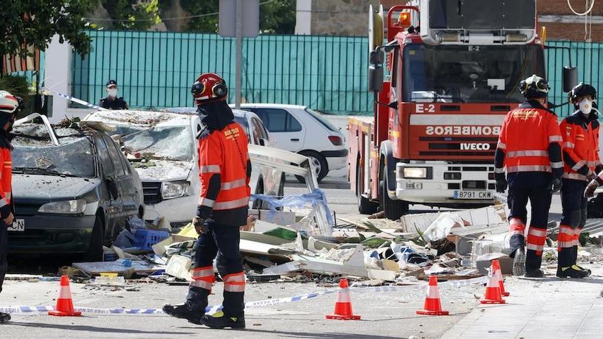 Los bomberos, trabajando en la calle donde se produjo la explosión.