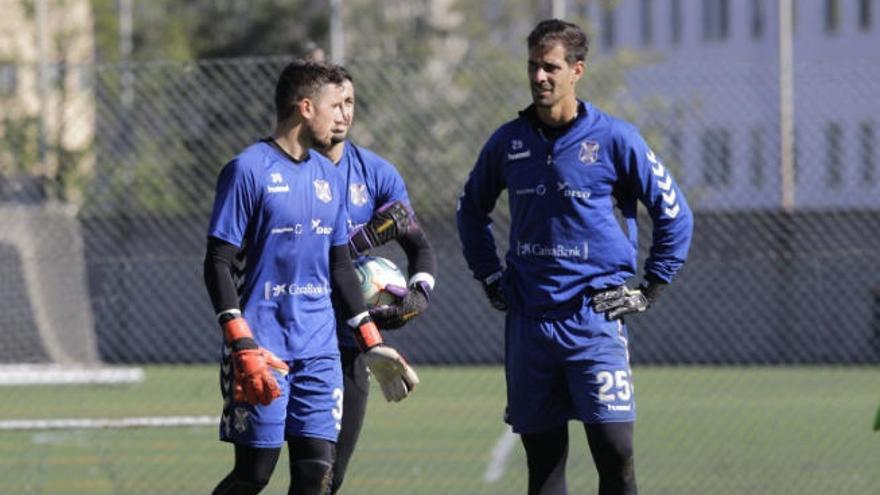 Dani Hernández (d), junto al resto de porteros del Tenerife en un entrenamiento.