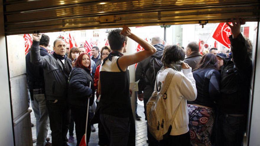 Piquetes sindicales instan a un comercio del Centro a cerrar con motivo de la huelga.