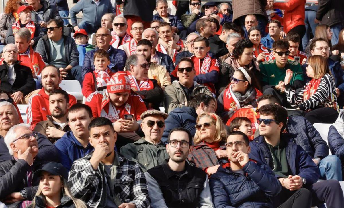 Aficionados del Real Murcia durante un partido.  | JUAN CARLOS CAVAL