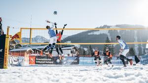 Partido de voley nieve en una estación invernal.