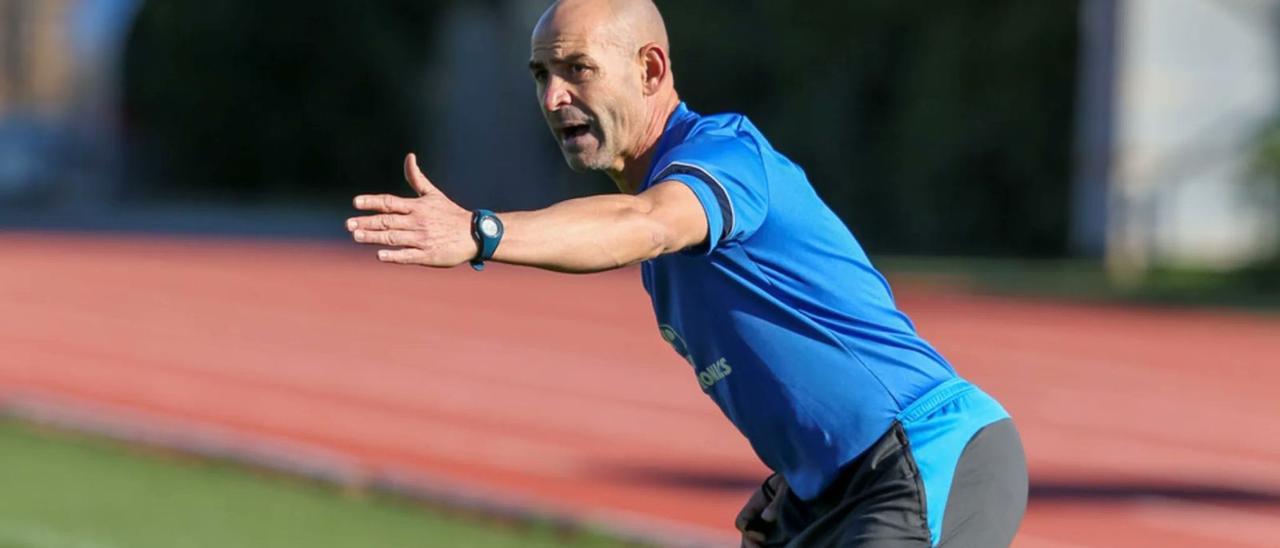 Paco Jémez, entrenador de la UD Ibiza, da instrucciones a sus jugadores durante una de las sesiones de entrenamiento que la plantilla celeste realizó en Can Misses-3.