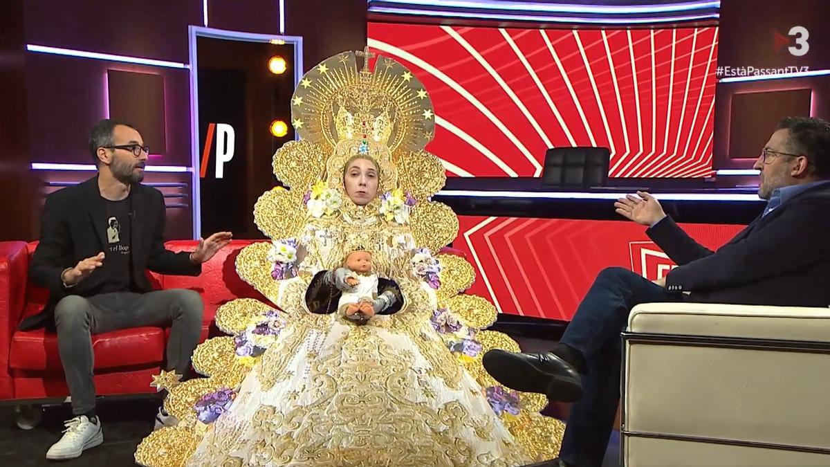 La parodia de la Virgen del Rocío en el programa 'Està passant', de TV3, con Toni Soler, a la derecha.