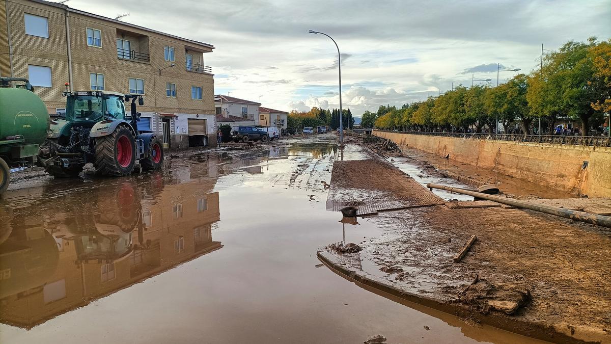 Un tractor colabora en la limpieza de las calles, a 1 de noviembre de 2024, en Utiel, Valencia, Comunidad Valenciana (España).