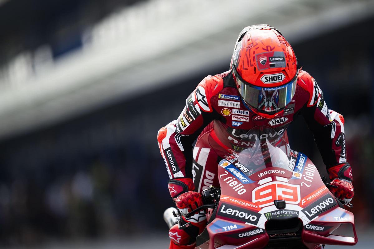 Marc Márquez trata de dominar su Ducati en una de las inmensas frenadas de Suriram.