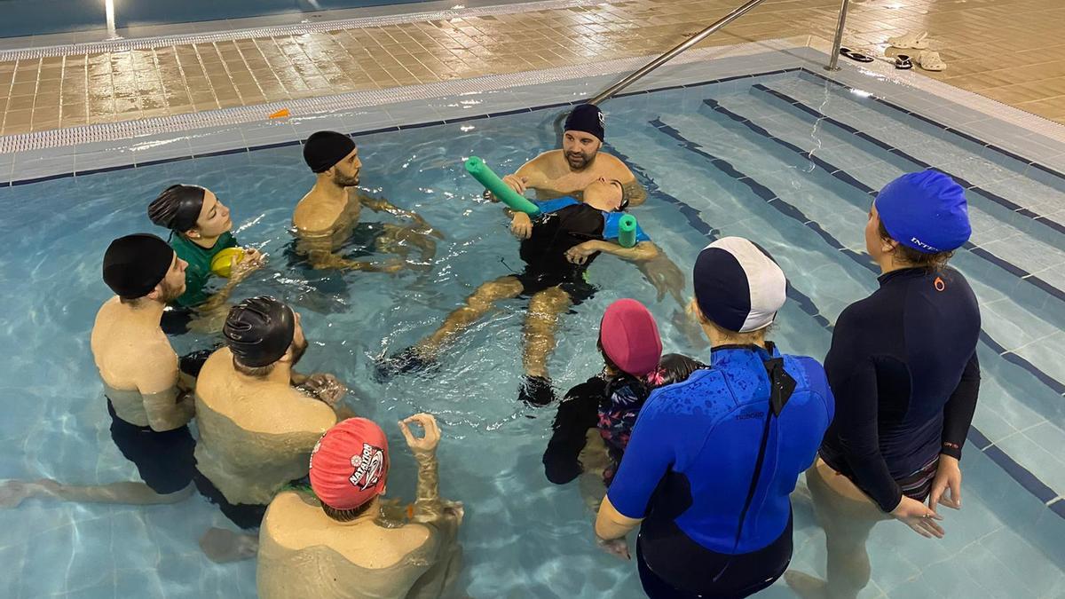 Alumnos de Fisioterapia trabajando con un paciente con distrofia muscular.