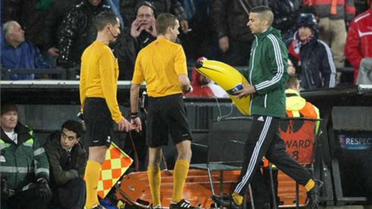 El plátano gigante que se lanzó en el campo del Feyenoord