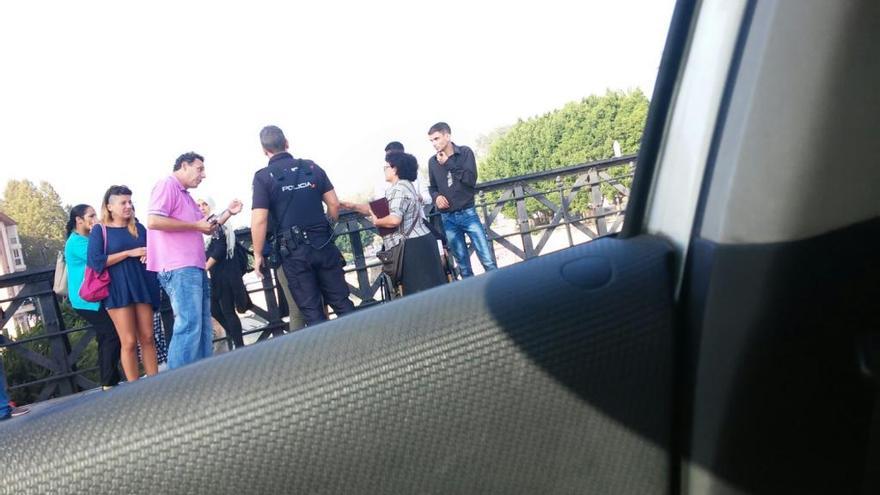 Policía y viandantes, pendientes de la agresión que tuvo lugar en el Puente de Los Peligros