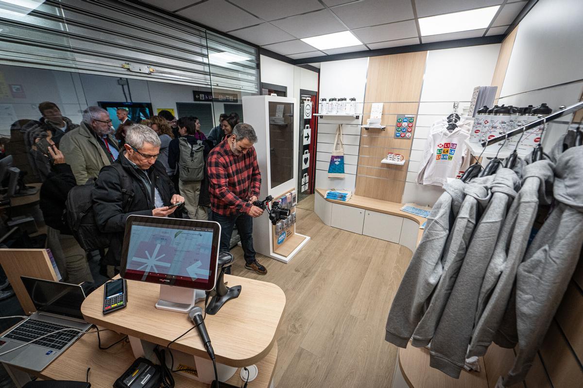 TMB presenta la primera tienda de merchandising de TMB en el metro de Barcelona, situada en la estación de Sagrada Família. Laia Bonet participa en la inauguración, este lunes. 