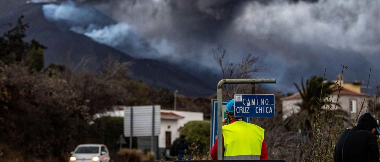 La evolución de la lava del volcán obliga a más desalojos en La Palma