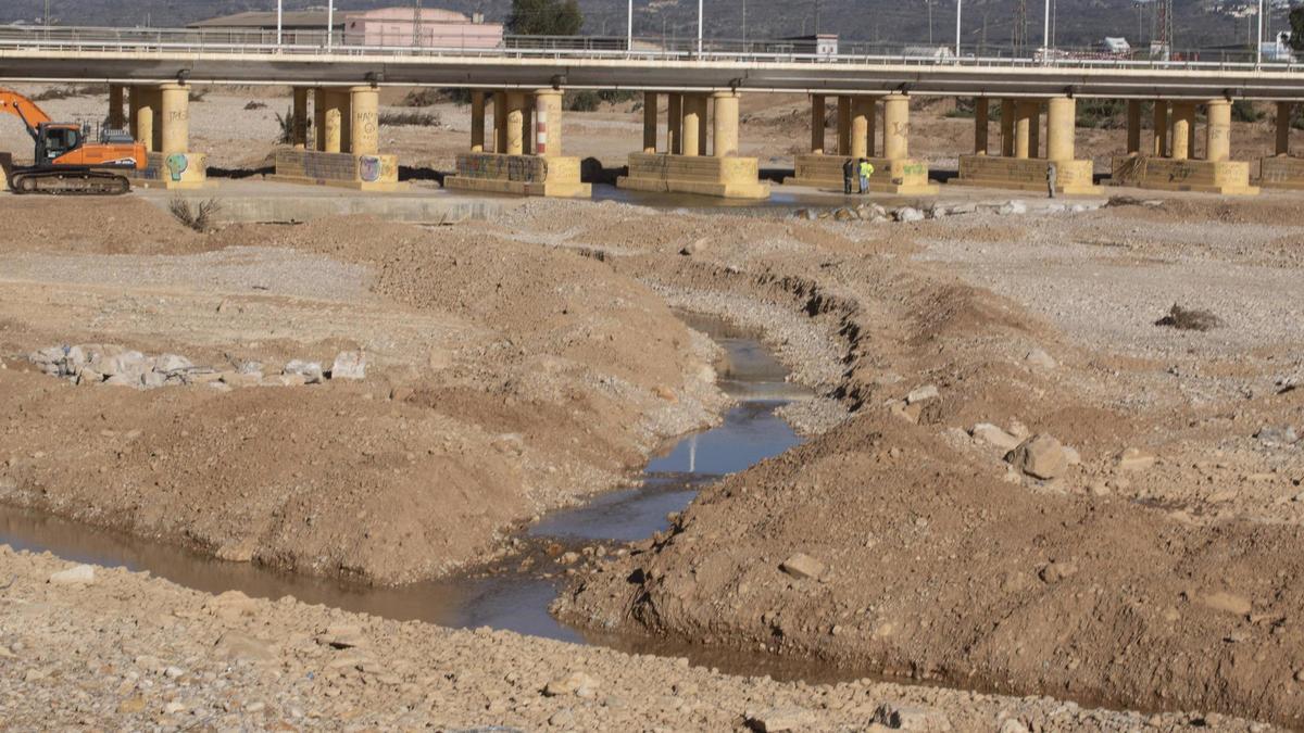Obras de reparación del puente destruido por la dana en Carlet, en una imagen de archivo.