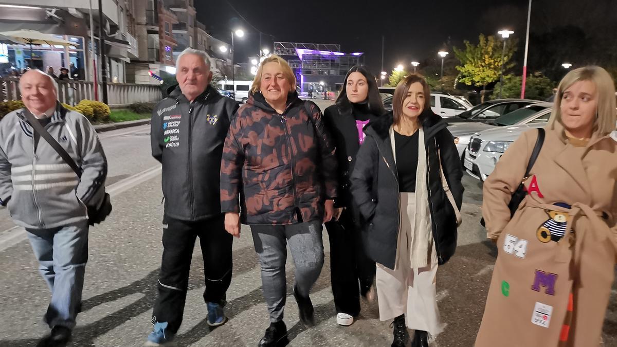 Los ediles y representantes del PSOE de Cangas, en el cierre de la manifestación del 25-N, ayer en Cangas.