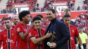 El RCD Mallorca rinde homenaje al extenista Rafa Nadal (R) antes del comienzo del partido liguero contra el Osasuna en el estadio Son Moix, Palma de Mallorca, este sábado. EFE/ Cati Cladera