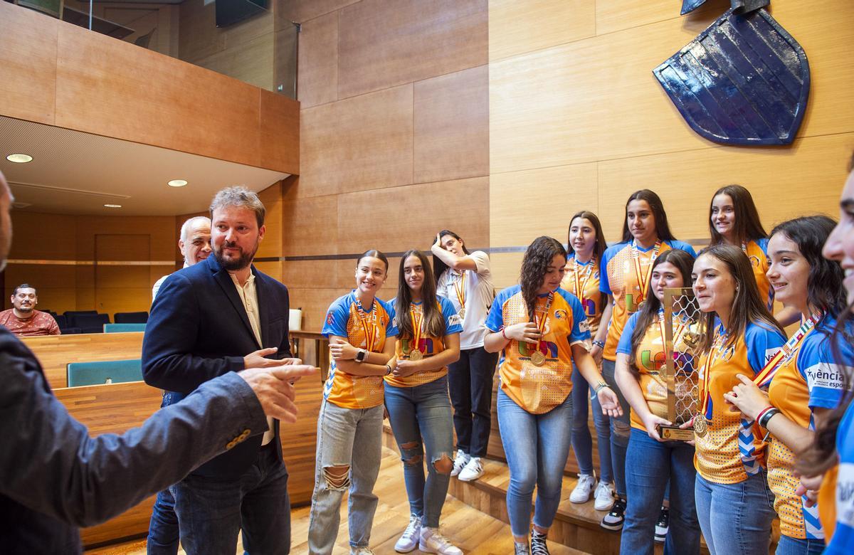 Andrés Campos recibió a la expedición del Handbol Mislata Cadete en la Diputación de Valencia.