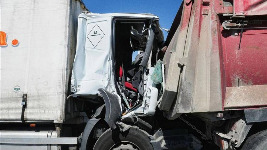 Dos heridos en la colisión entre dos camiones en la A-66 cerca de Cañaveral