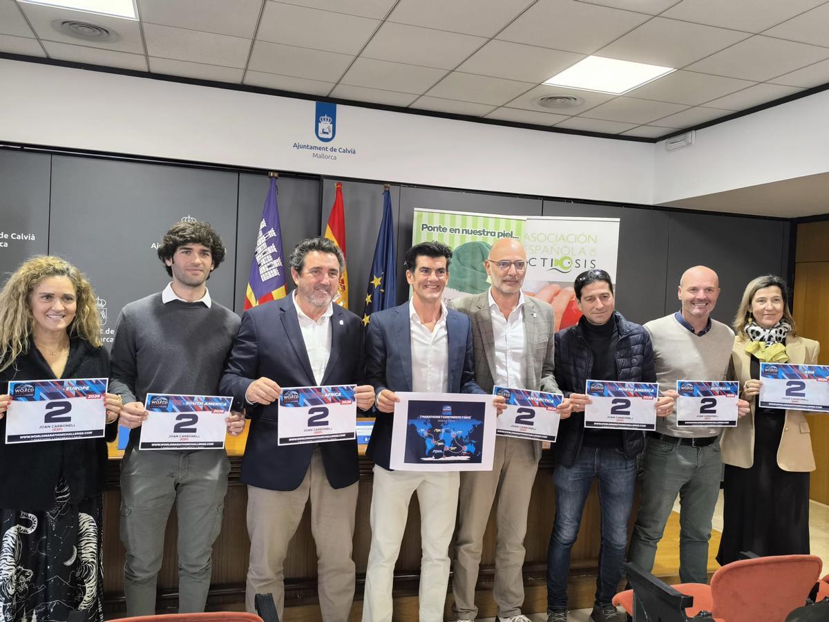 Joan Pere Carbonell sostiene la imagen de los lugares donde correrá, mientras familiares, entrenador y políticos del Ayuntamiento de Calvià lucen los dorsales que llevará en cada etapa.