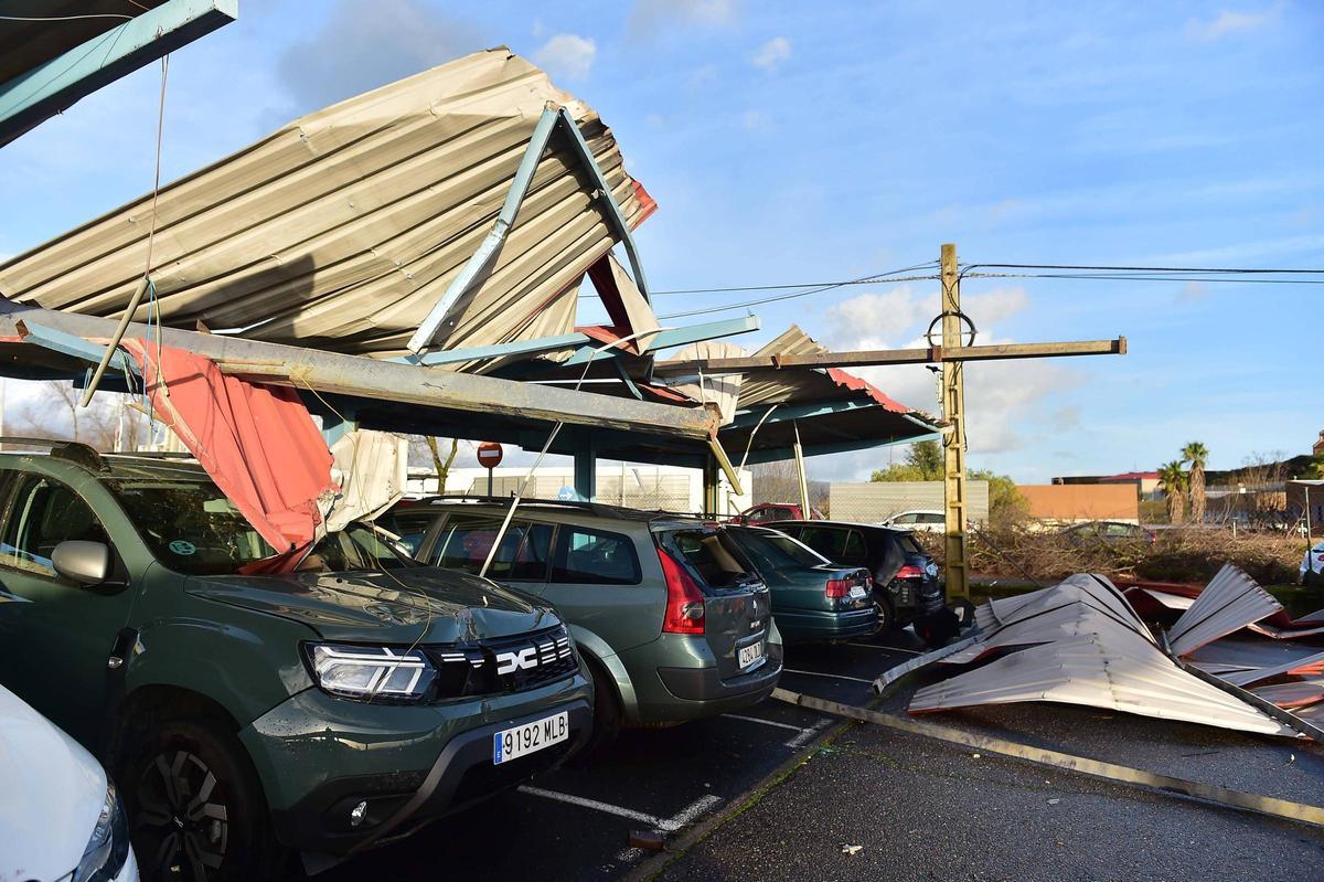 Fotogalería | Un tornado arrasa la zona del aparcamiento del hospital Virgen del Puerto de Plasencia
