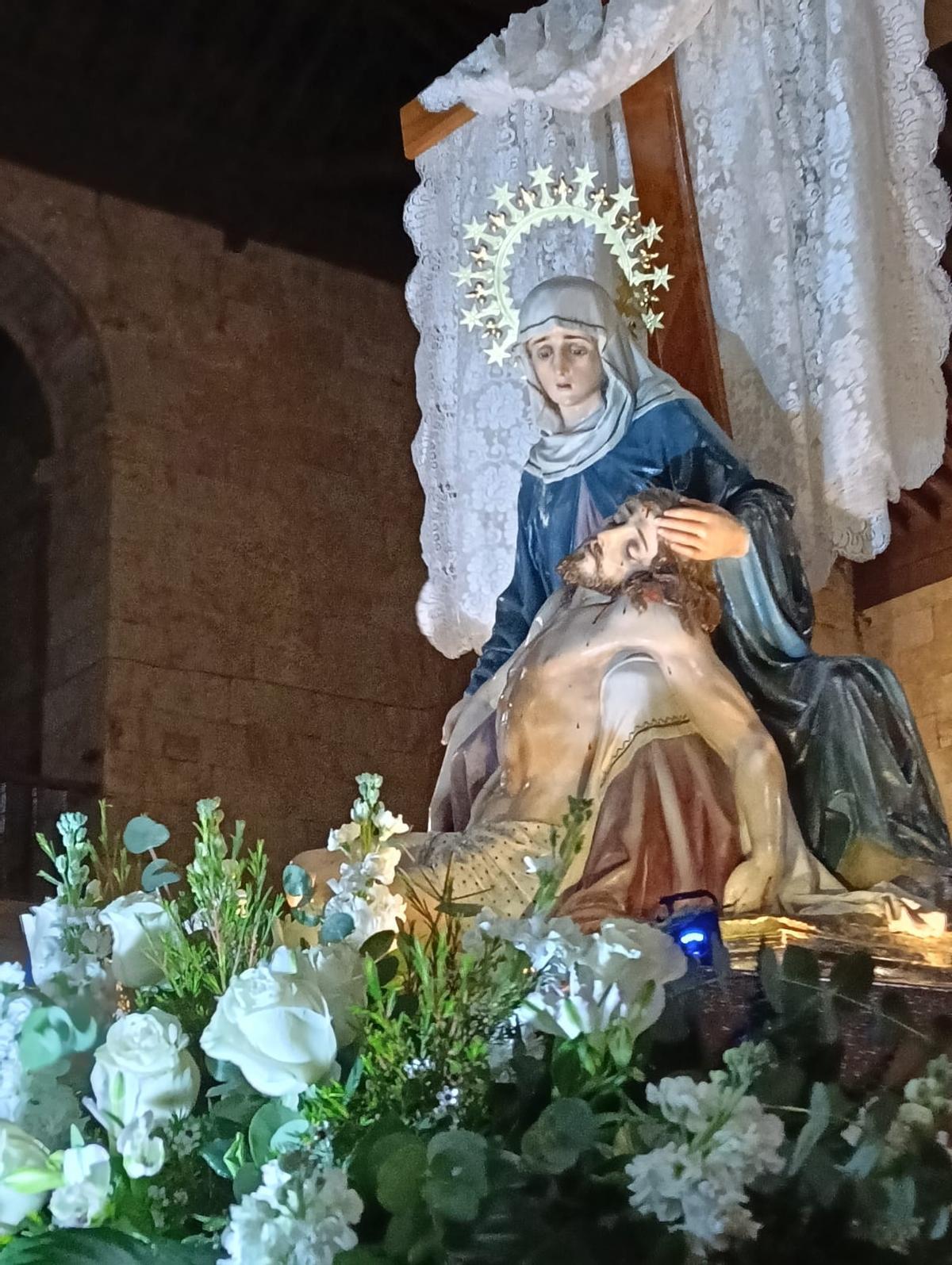 Imagen de Nuestra Madre de Arcenillas en una procesión contenida en el templo por la lluvia.