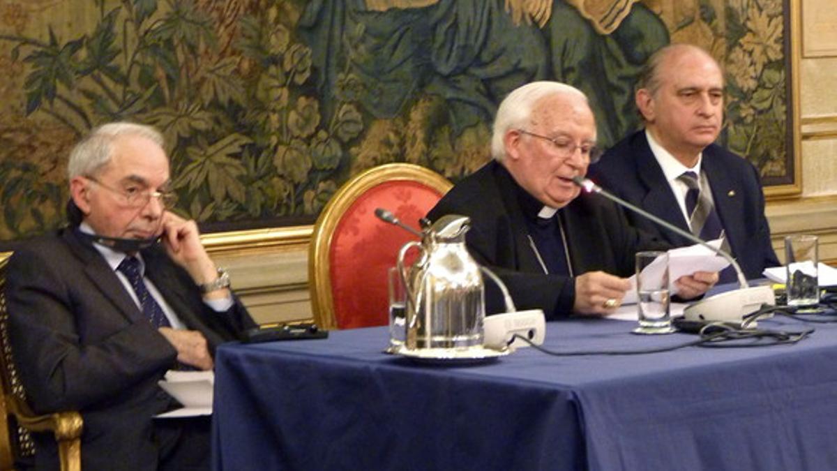 Jorge Fernández Díaz (d) durante su participación en la conferencia &quot;la religión en el espacio público&quot; que se celebró en la embajada de España ante la Santa Sede