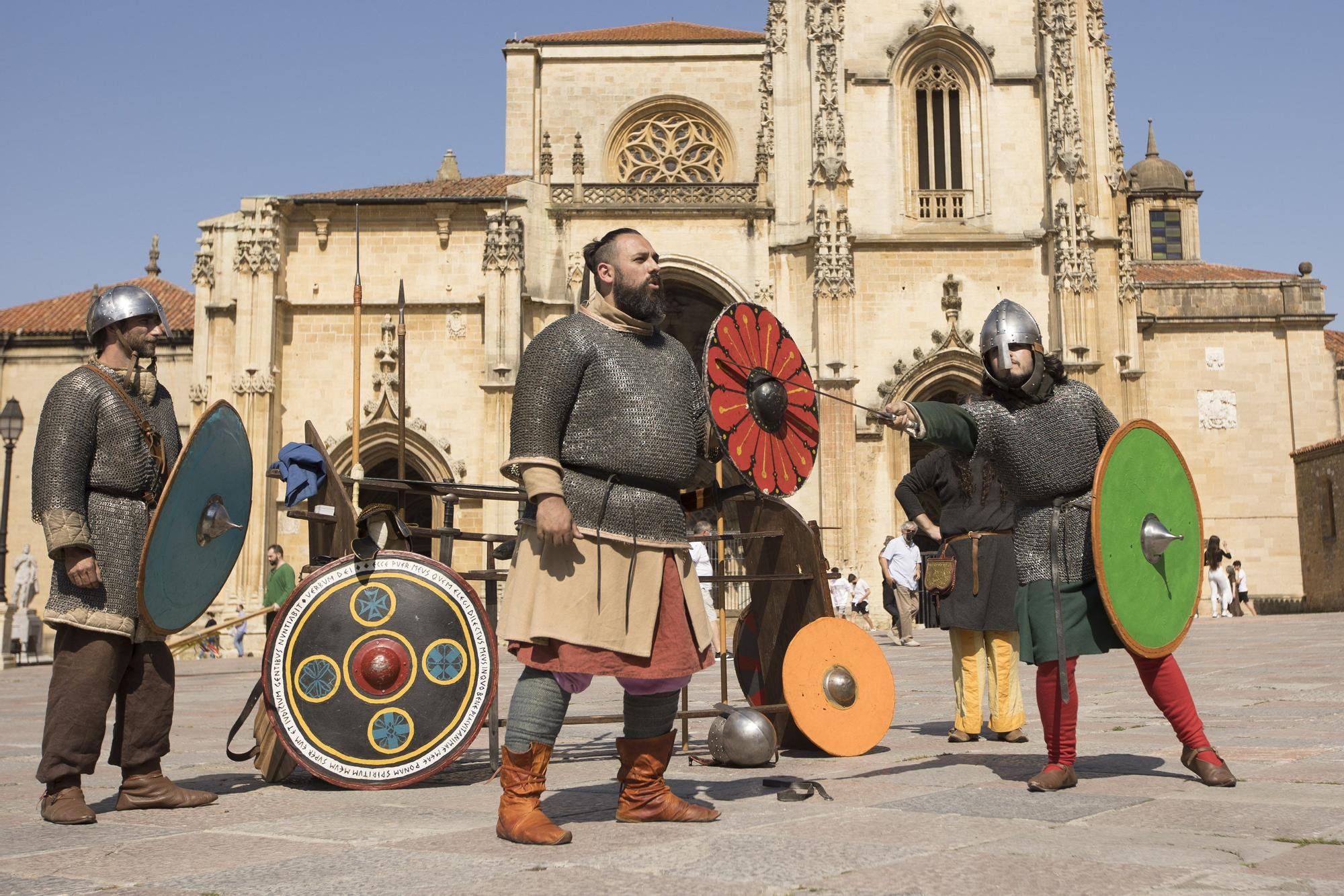 Duelo de espadas a los pies de la Catedral de Oviedo