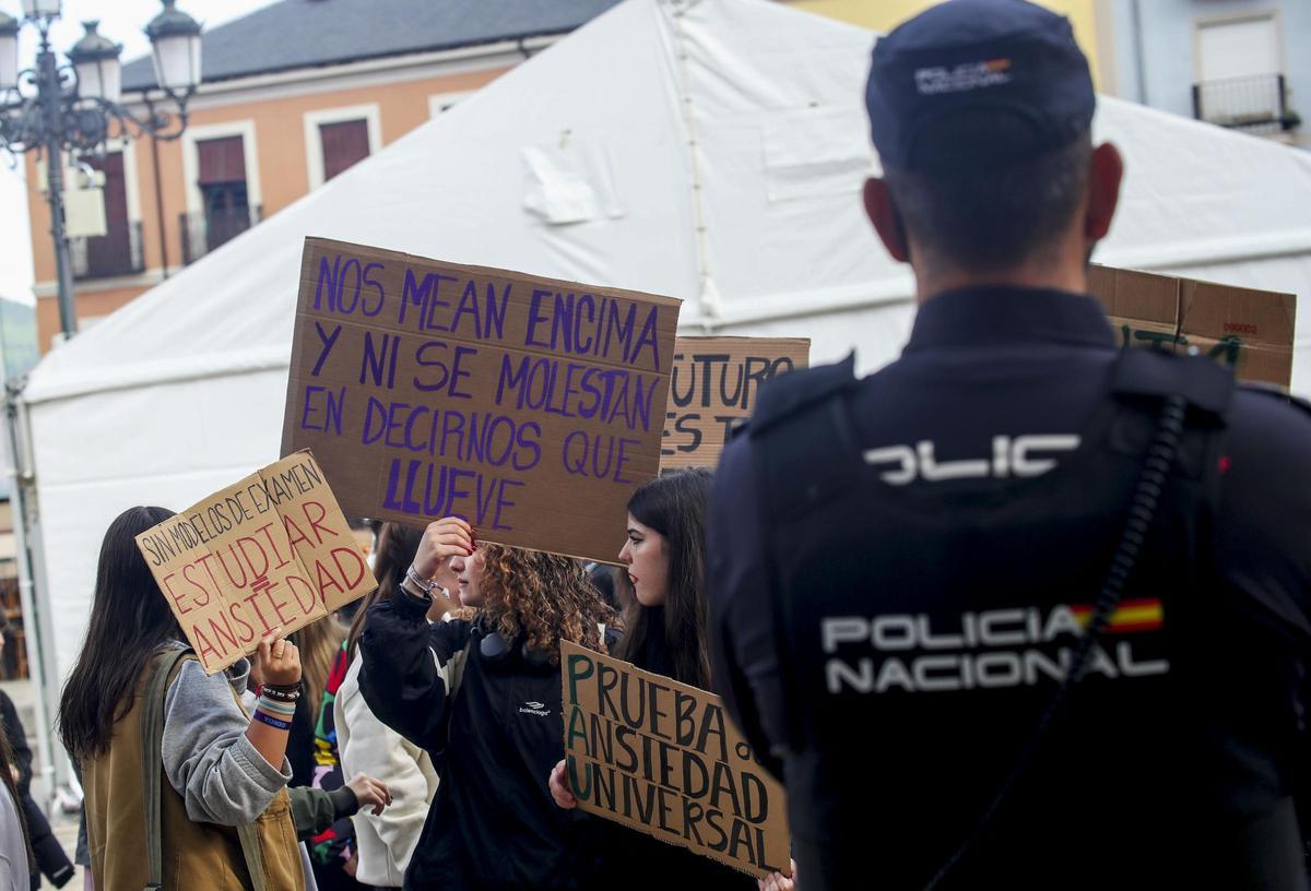 Miles de estudiantes se manifiestan en varias ciudades contra la nueva selectividad. Miles de estudiantes se manifiestan en varias ciudades contra la nueva selectividad.