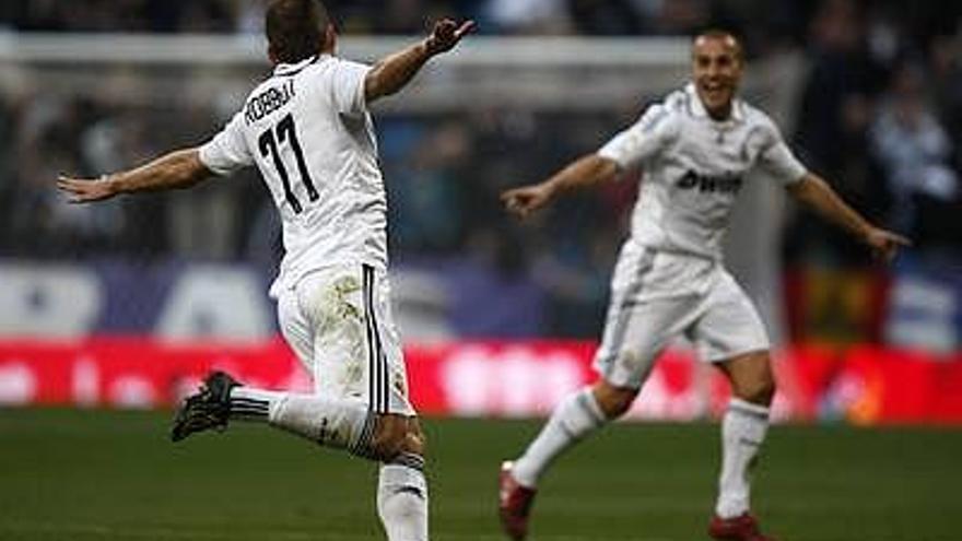 Robben celebra el tanto blanco que le da la victoria al Real Madrid frente al Villarreal.